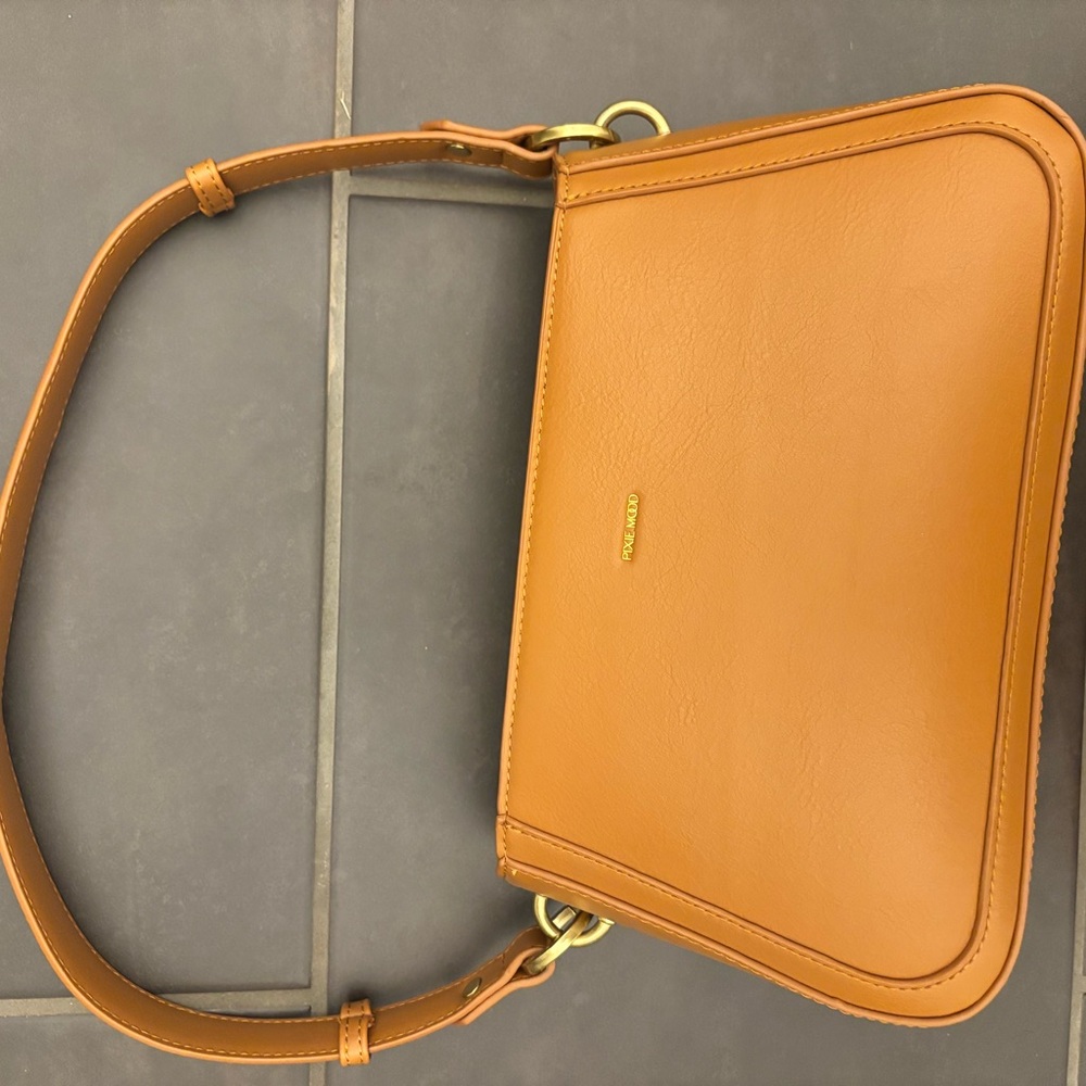 Elegant Tan Leather Shoulder Bag - Picture 4 of 4